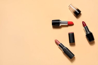 Bej arkaplanda farklı ruj izleri