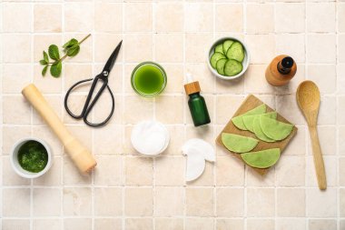 Salatalıktan yapılmış pamuk göz altı bantları ve hafif fayanslı malzemeler