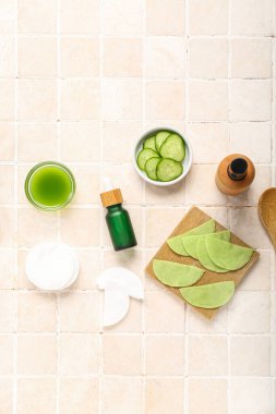 Salatalıktan yapılmış pamuk göz altı bantları ve hafif fayanslı malzemeler