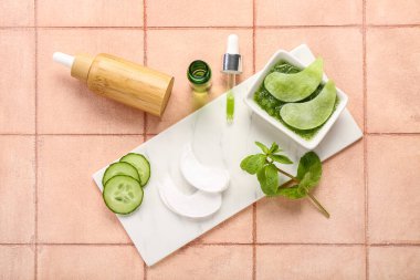 Salatalık dilimleri ve bej döşeme malzemeleriyle göz altı pamuklu bantlar.