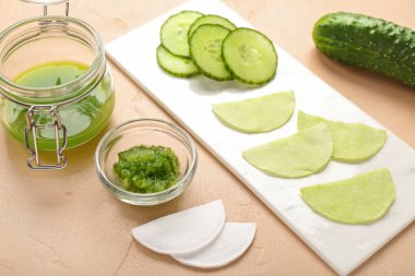 Göz altı bantları ve bej arka planda salatalık dilimleri olan bir tahta.