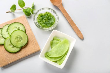 Göz altı bantlı kase, salatalık dilimleri ve arka planda nane şekeri.