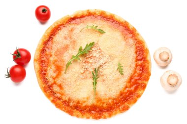 Parmesan peynirli lezzetli pizza ve beyaz arka planda malzemeler.