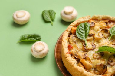 Ispanak yapraklı mantar turtası ve yeşil arka planda şampiyonlar.