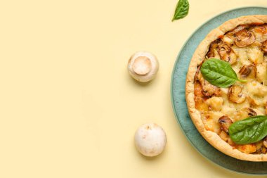 Sarı arka planda ıspanak yapraklı mantar turtası ve şampiyonlar.