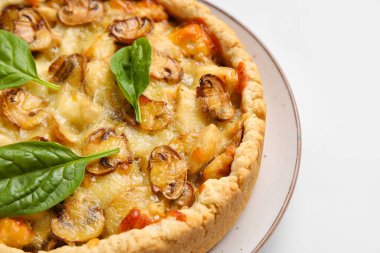 Beyaz arka planda ıspanak yapraklı mantar turtası