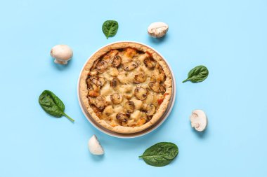 Ispanak yapraklı mantar turtası ve mavi arka planda şampiyonlar.