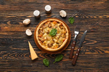 Tahta masada ıspanak yapraklı mantar turtası ve şampiyonlar.
