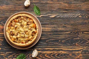 Tahta masada ıspanak yapraklı mantar turtası ve şampiyonlar.