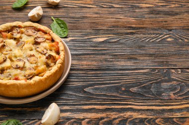 Tahta masada ıspanak yapraklı mantar turtası ve şampiyonlar.