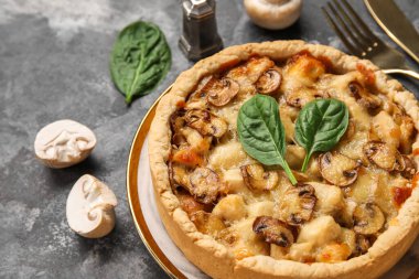 Ispanak yapraklı mantar turtası ve koyu gri grunge arka planda şampiyonlar.