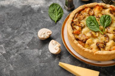 Ispanak yapraklı mantar turtası ve koyu gri grunge arka planda şampiyonlar.