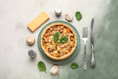 Ispanak yapraklı mantar turtası ve koyu yeşil grunge arka planda şampiyonlar.