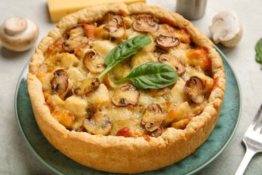 Ispanak yapraklı mantar turtası ve koyu yeşil grunge arka planda şampiyonlar.