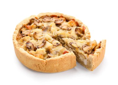 Beyaz arkaplanda mantarlı turta