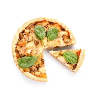 Beyaz arka planda ıspanak yapraklı mantar turtası