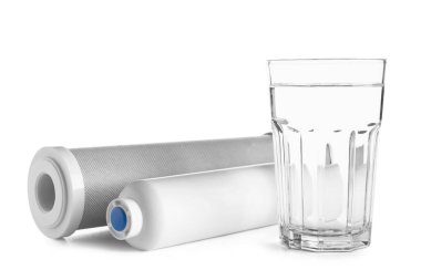 Beyaz arkaplanda izole edilmiş bir bardak sıvı ve su filtresi.