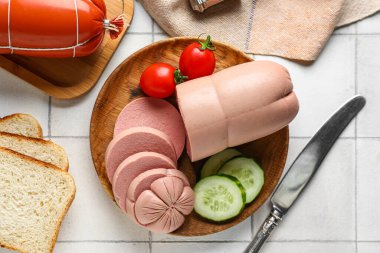 Beyaz fayanslı lezzetli haşlanmış sosis tabağı.