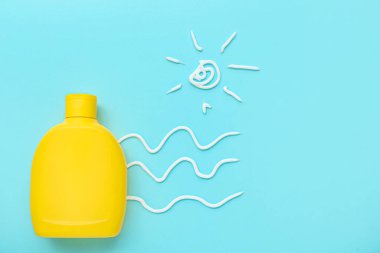 Soluk mavi arkaplanda güneş kremi ile yapılan güneş ve dalgaların çizimleri