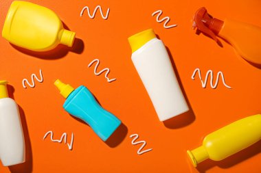 Turuncu arka planda farklı güneş kremleri