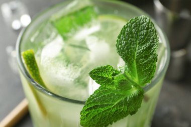 Bir bardak taze mojito, arka planı grunge, yakın plan.