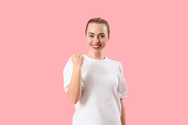 Gelukkig Jonge Vrouw Roze Achtergrond — Stockfoto