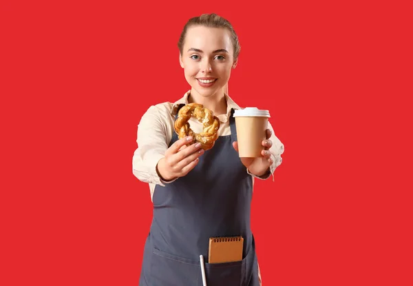Jonge Barista Met Kop Koffie Broodje Rode Achtergrond — Stockfoto