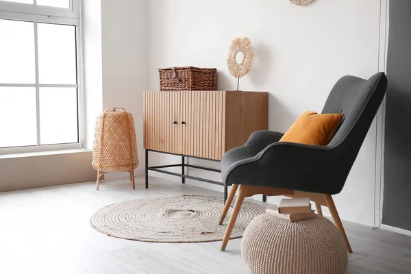 Interieur Des Stilvollen Wohnzimmers Mit Holzschrank Und Gemütlichen Sessel — Stockfoto