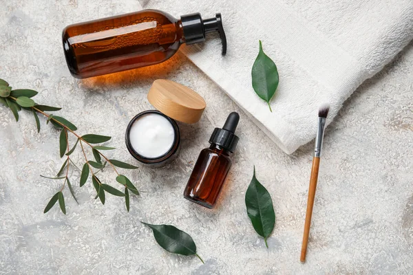 Samenstelling Met Natuurlijke Cosmetische Producten Eucalyptus Tak Handdoek Grunge Achtergrond — Stockfoto