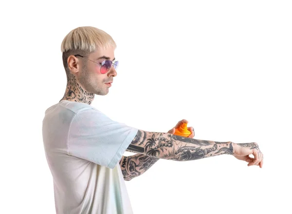 Τατουάζ Άνθρωπος Εφαρμογή Αντηλιακή Κρέμα Λευκό Φόντο — Φωτογραφία Αρχείου