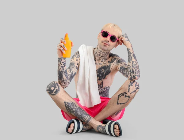 Uomo Tatuato Con Crema Solare Sfondo Chiaro — Foto Stock
