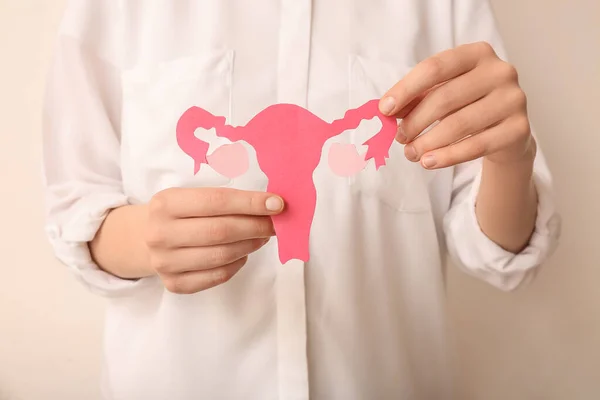 Vrouw Met Papieren Baarmoeder Witte Achtergrond Close Hormonen Concept — Stockfoto