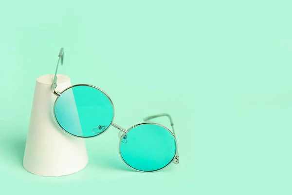 Stilige Solbriller Med Podium Mintbakgrunn – stockfoto