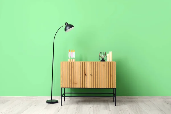 Stilvoller Holzschrank Der Nähe Der Grünen Wand — Stockfoto
