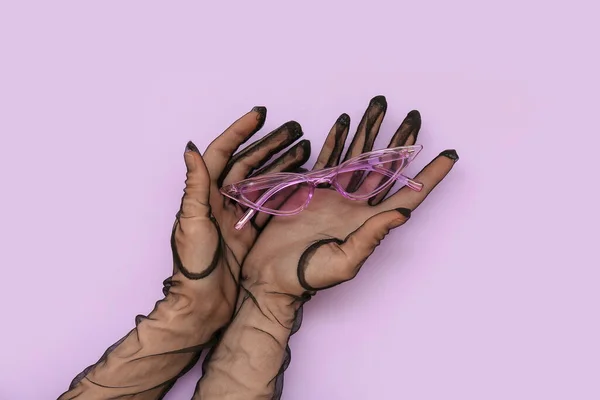 Vrouw Geregen Handschoenen Met Zonnebril Lila Achtergrond — Stockfoto
