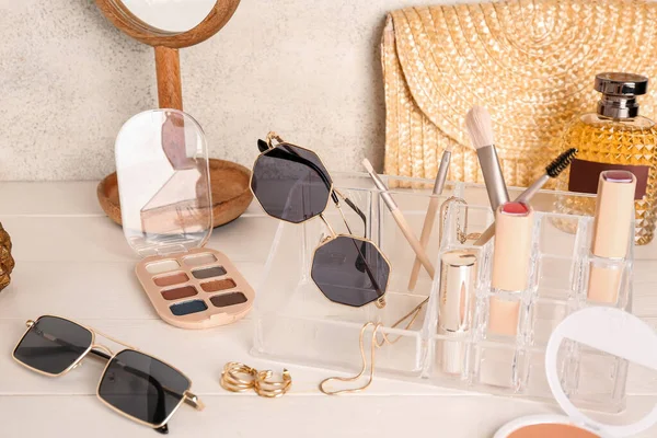 Organizador Com Óculos Sol Produtos Maquiagem Espelho Saco Mesa Madeira — Fotografia de Stock