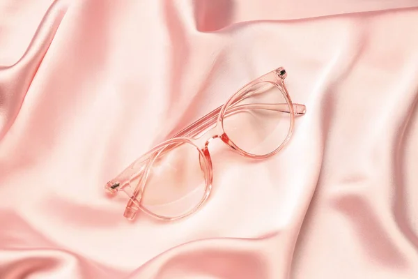 Pembe Kumaş Arkaplanda Şık Gözlükler — Stok fotoğraf