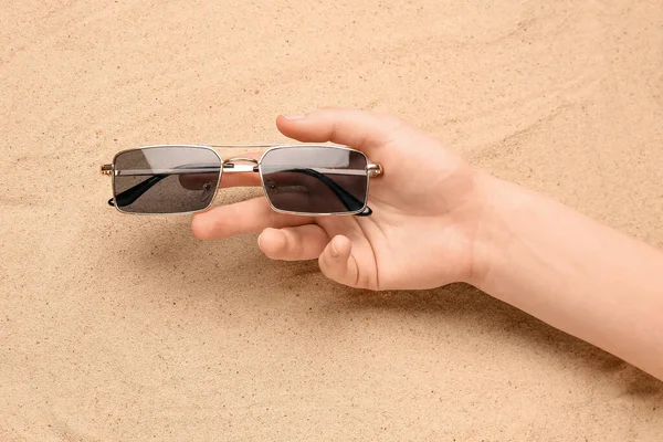 Γυναίκα Γυαλιά Ηλίου Στην Άμμο — Φωτογραφία Αρχείου