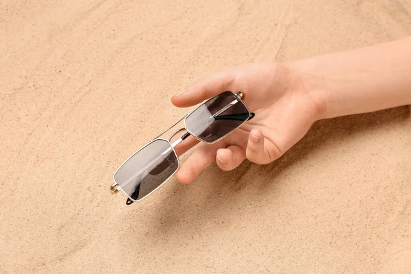 Žena Slunečními Brýlemi Písku — Stock fotografie