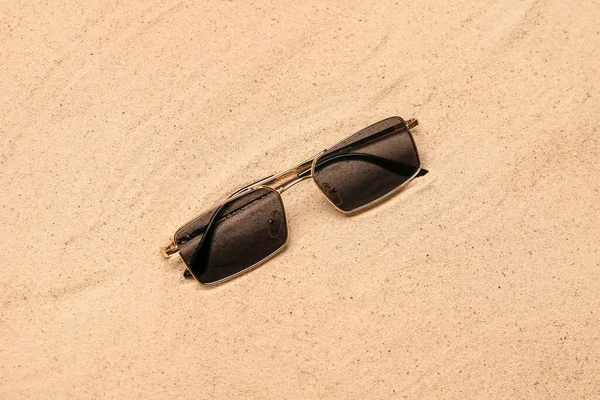 砂の上のスタイリッシュなサングラス トップビュー — ストック写真