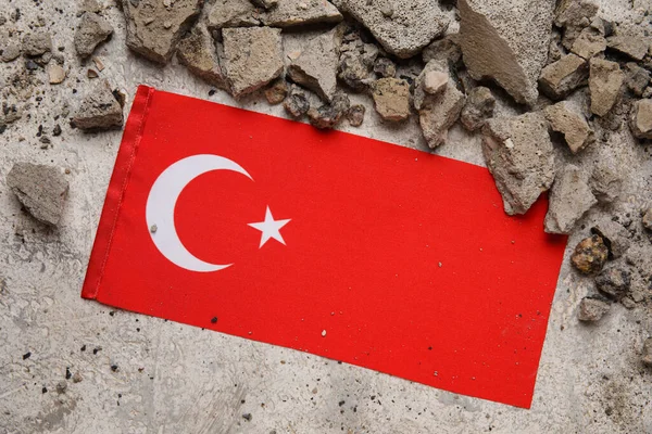 土耳其国旗 背景上有碎石碎片 土耳其地震概念 — 图库照片