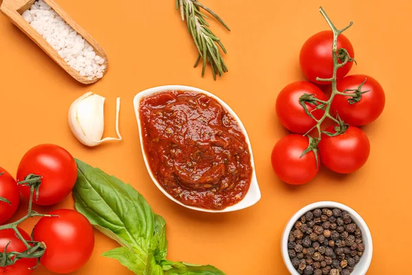 Schüssel Mit Köstlicher Tomatensauce Und Zutaten Auf Orangefarbenem Hintergrund — Stockfoto