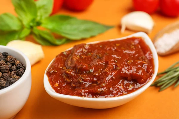 Miska Pysznego Sosu Pomidorowego Składników Pomarańczowym Tle Zbliżenie — Zdjęcie stockowe