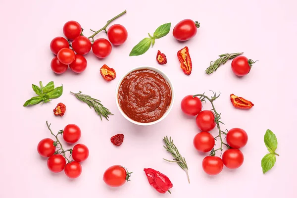 Cuenco Deliciosa Salsa Tomate Ingredientes Sobre Fondo Lila — Foto de Stock