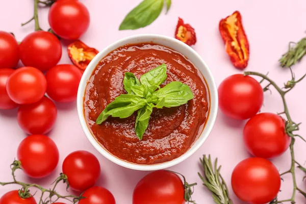 Taça Delicioso Molho Tomate Ingredientes Sobre Fundo Lilás — Fotografia de Stock