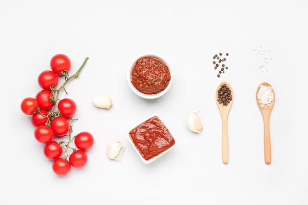 Skład Miskami Pysznego Sosu Pomidorowego Składników Szarym Tle — Zdjęcie stockowe