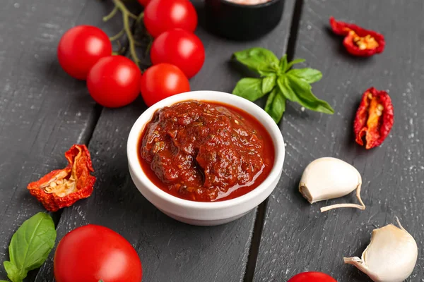 Composition Avec Bol Délicieuse Sauce Tomate Ingrédients Sur Table Bois — Photo