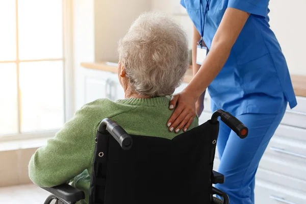 Junge Pflegerin Mit Seniorin Rollstuhl Hause Nahaufnahme — Stockfoto