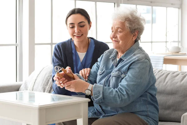Fiatal Gondozó Otthon Gyakorló Idős Nővel — Stock Fotó