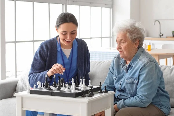 여자와 집에서 체스를 간호사 — 스톡 사진